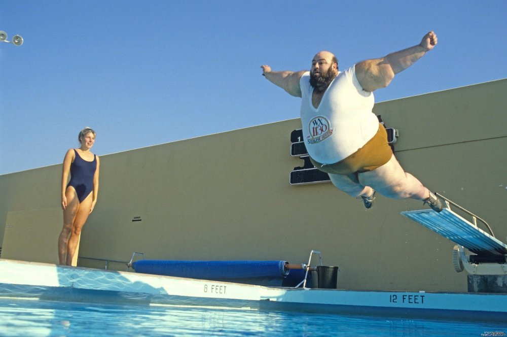 Человек прыгает в бассейн