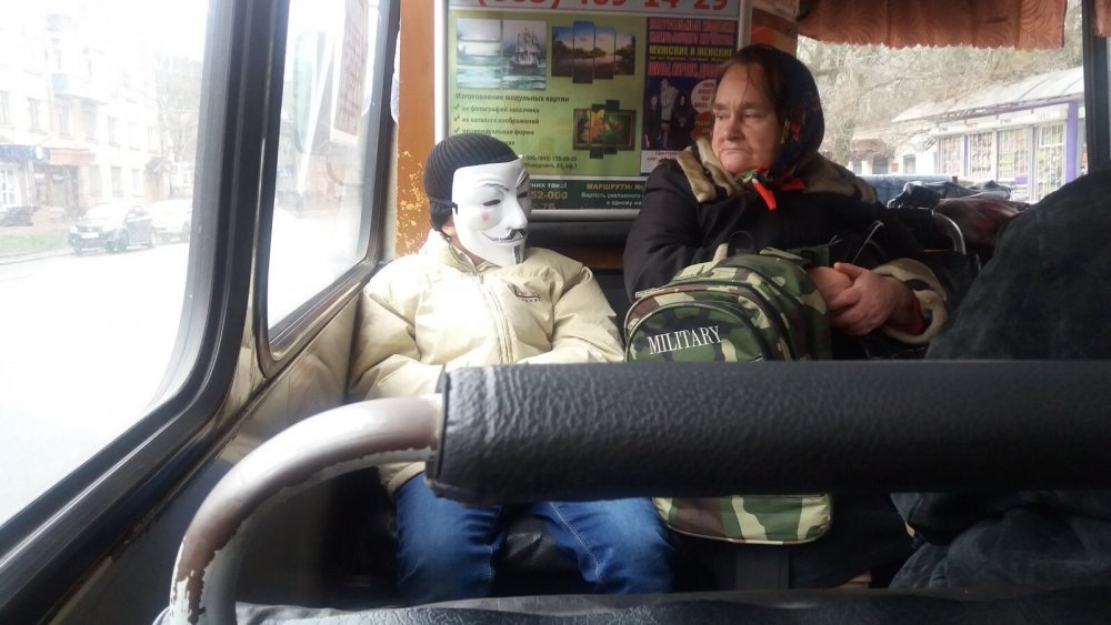 Бабушка в маске в автобусе