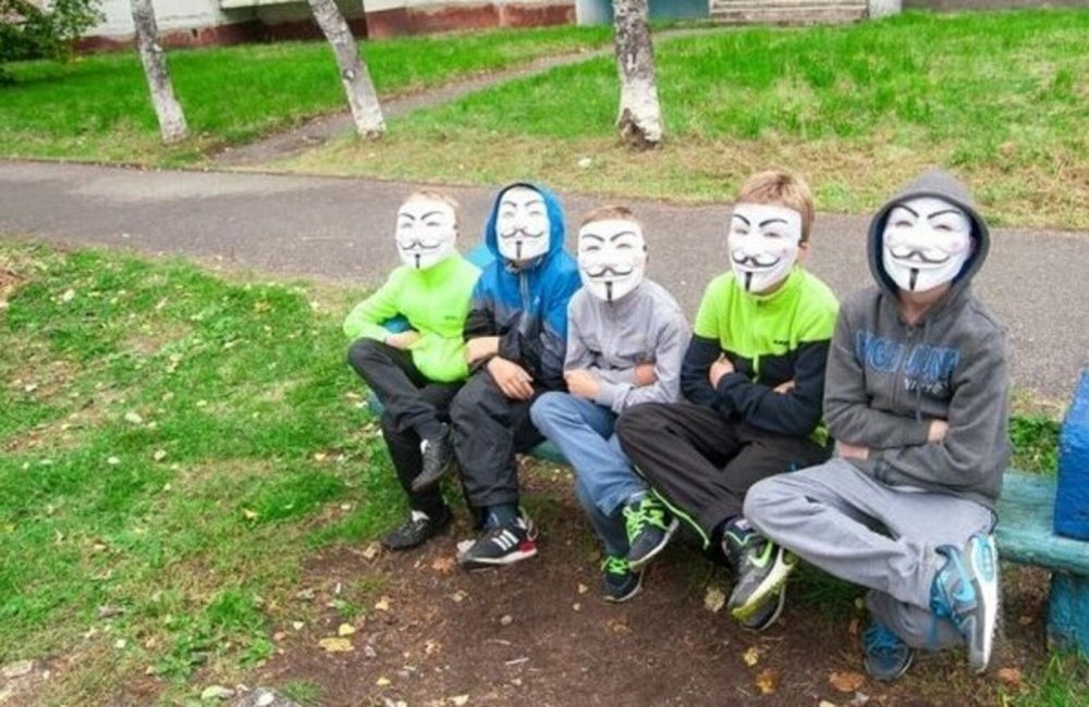 Школьник в маске Анонимуса
