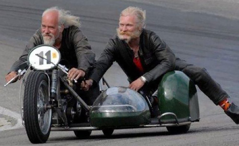 Старик на мотоцикле