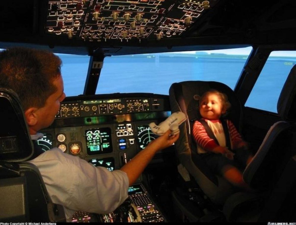 Самолет с маленьким ребенком. Кабина пилота. Кабина самолета для детей. Прикольный пилот. Смешные самолеты.