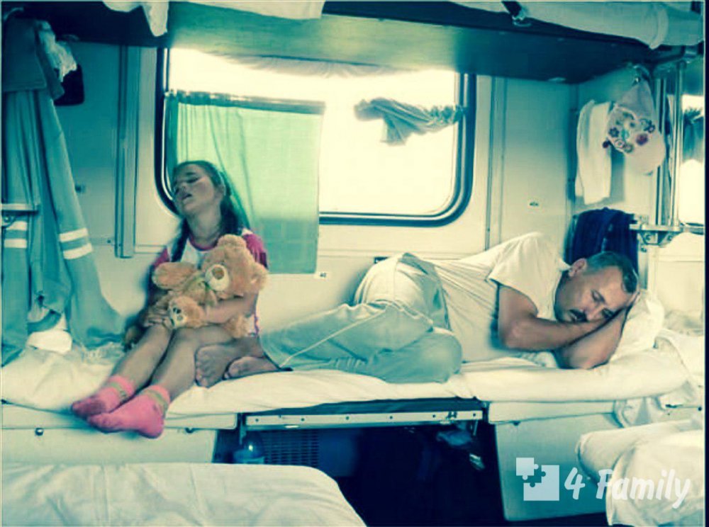 Люди спят в поезде