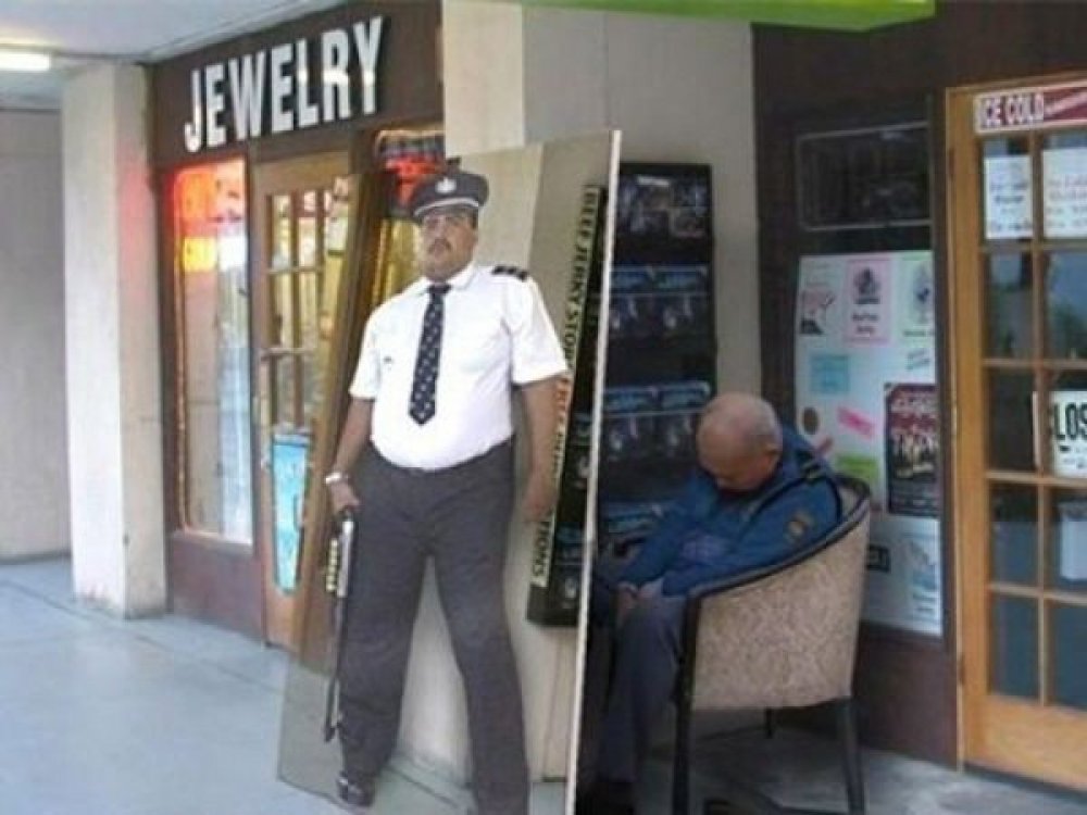 Смешной охранник в магазине