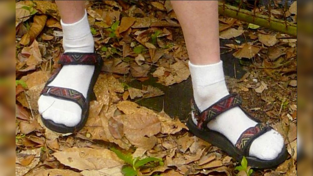 Сандалии белые носки
