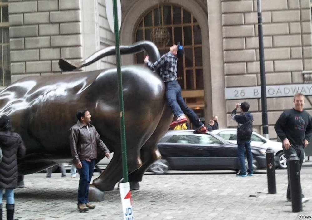 Огромная статуя быка прикол