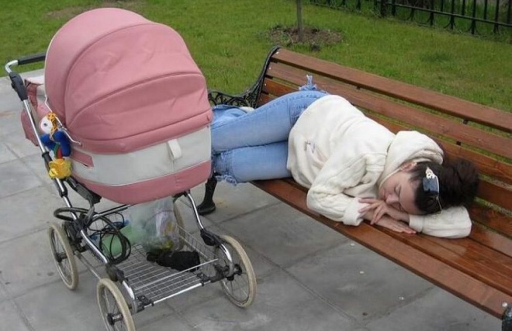 Уставшая женщина с коляской