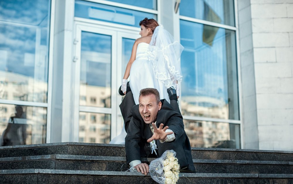Невеста тащит жениха
