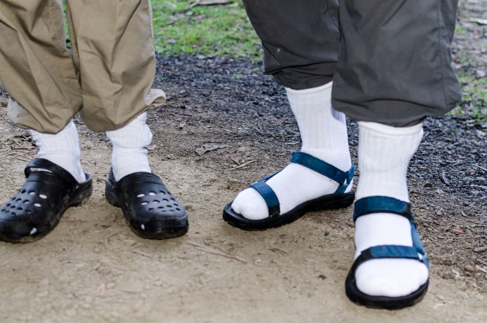 Белые носки с сандалиями