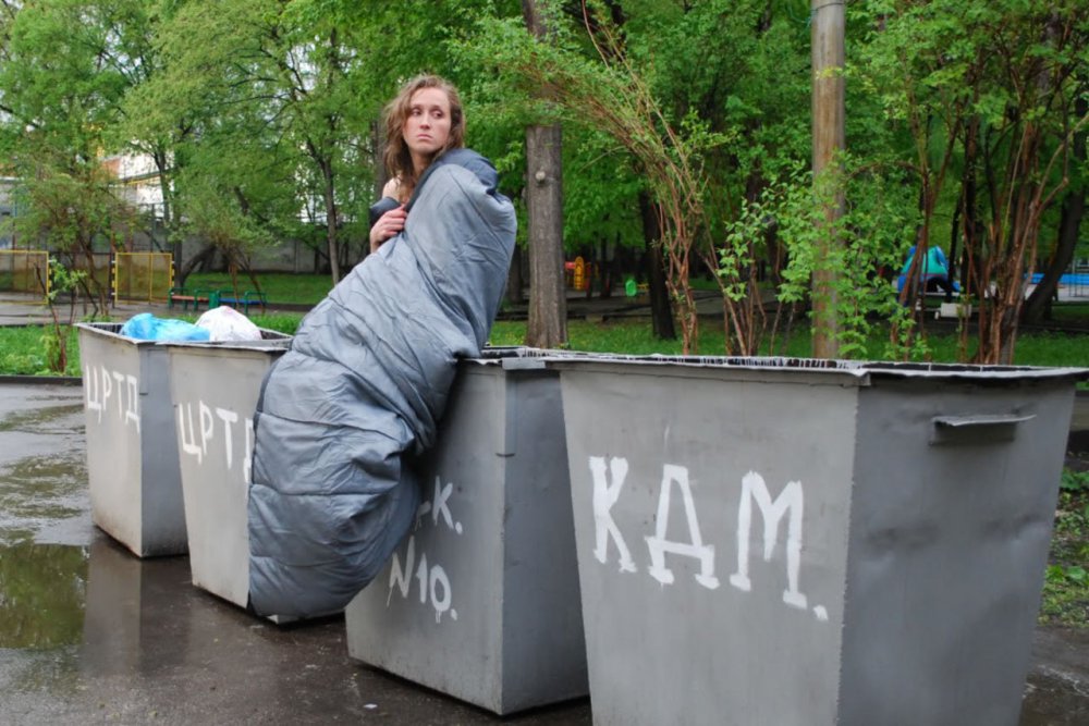 Девушка выкидывает мусор
