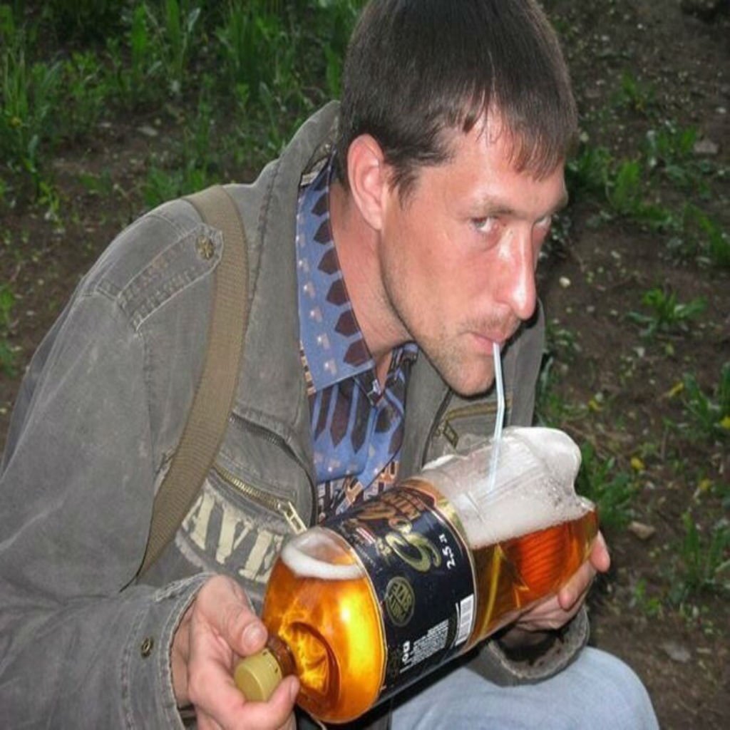 Русские мужики пьют. Алкаш с пивом.