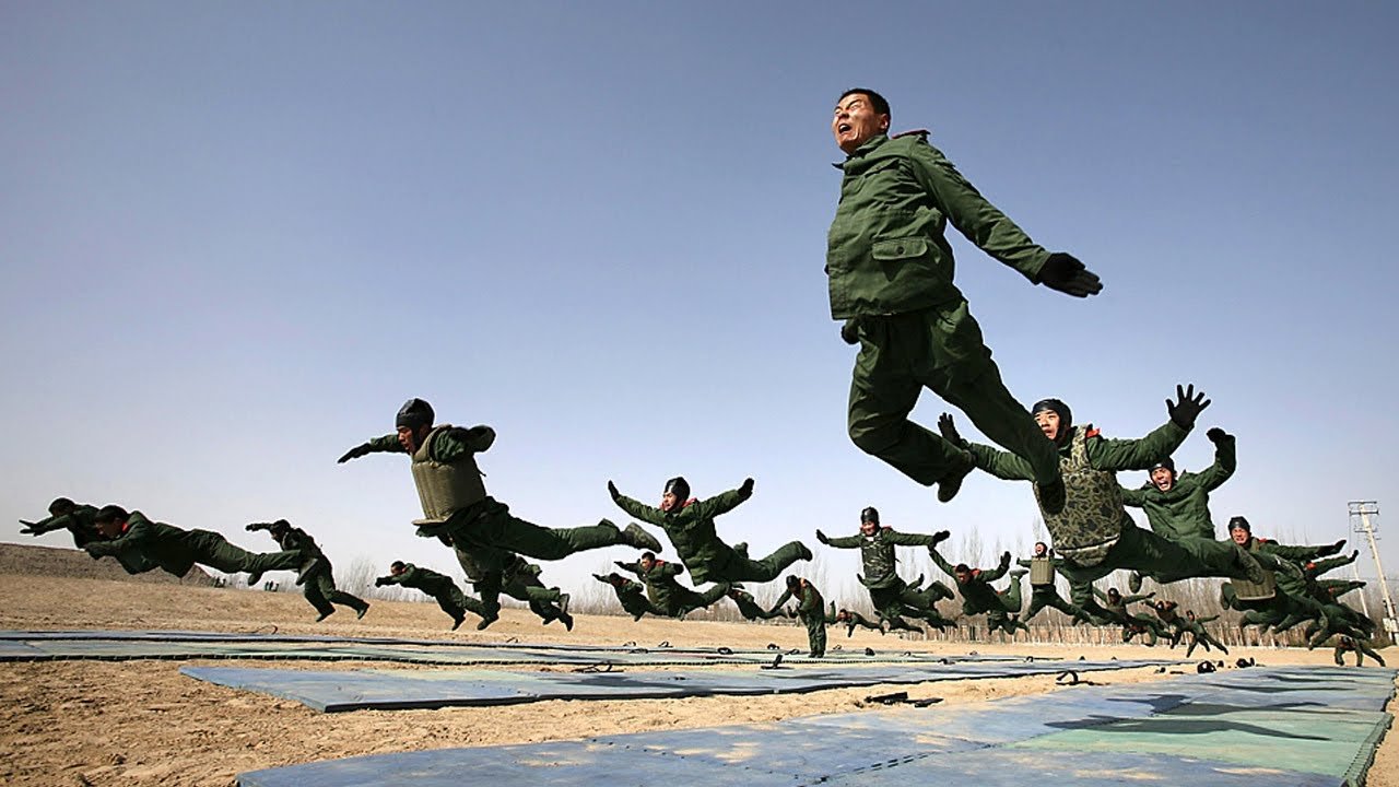 Смешная военная картинка. Смешной военный. Солдат в прыжке. Военные бегут. Армейские приколы.