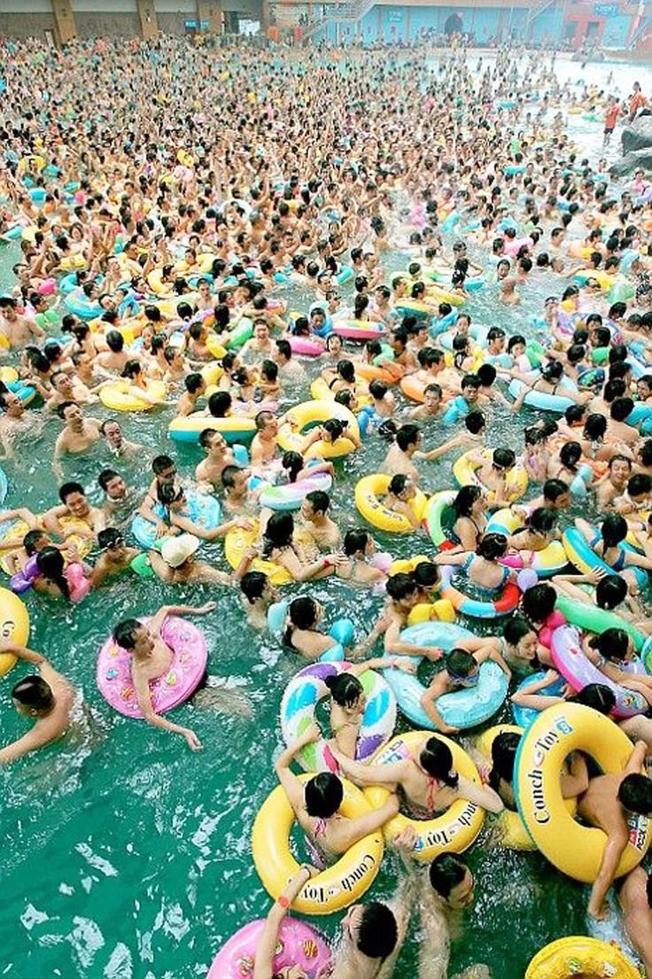 Переполненный бассейн в Китае
