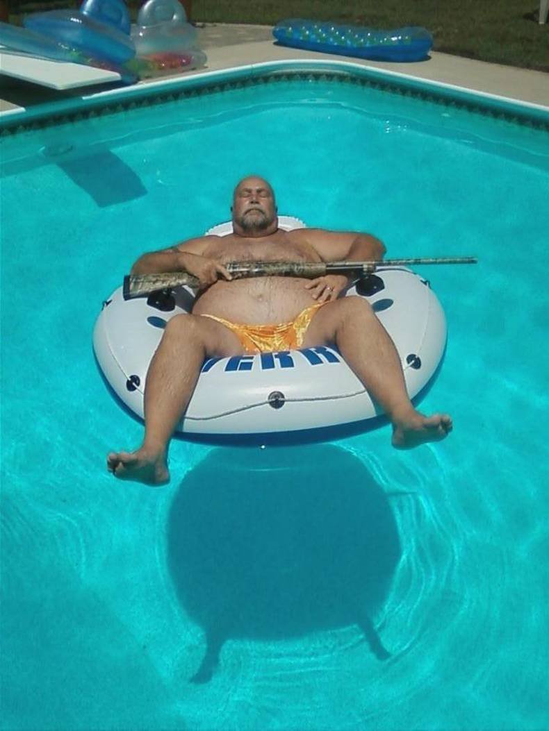 Толстый мужчина в бассейне