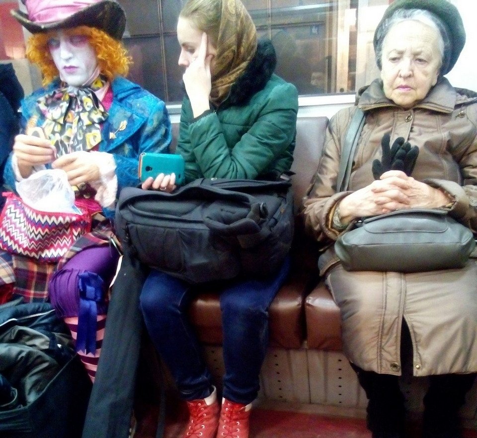 Смешные девушки в метро