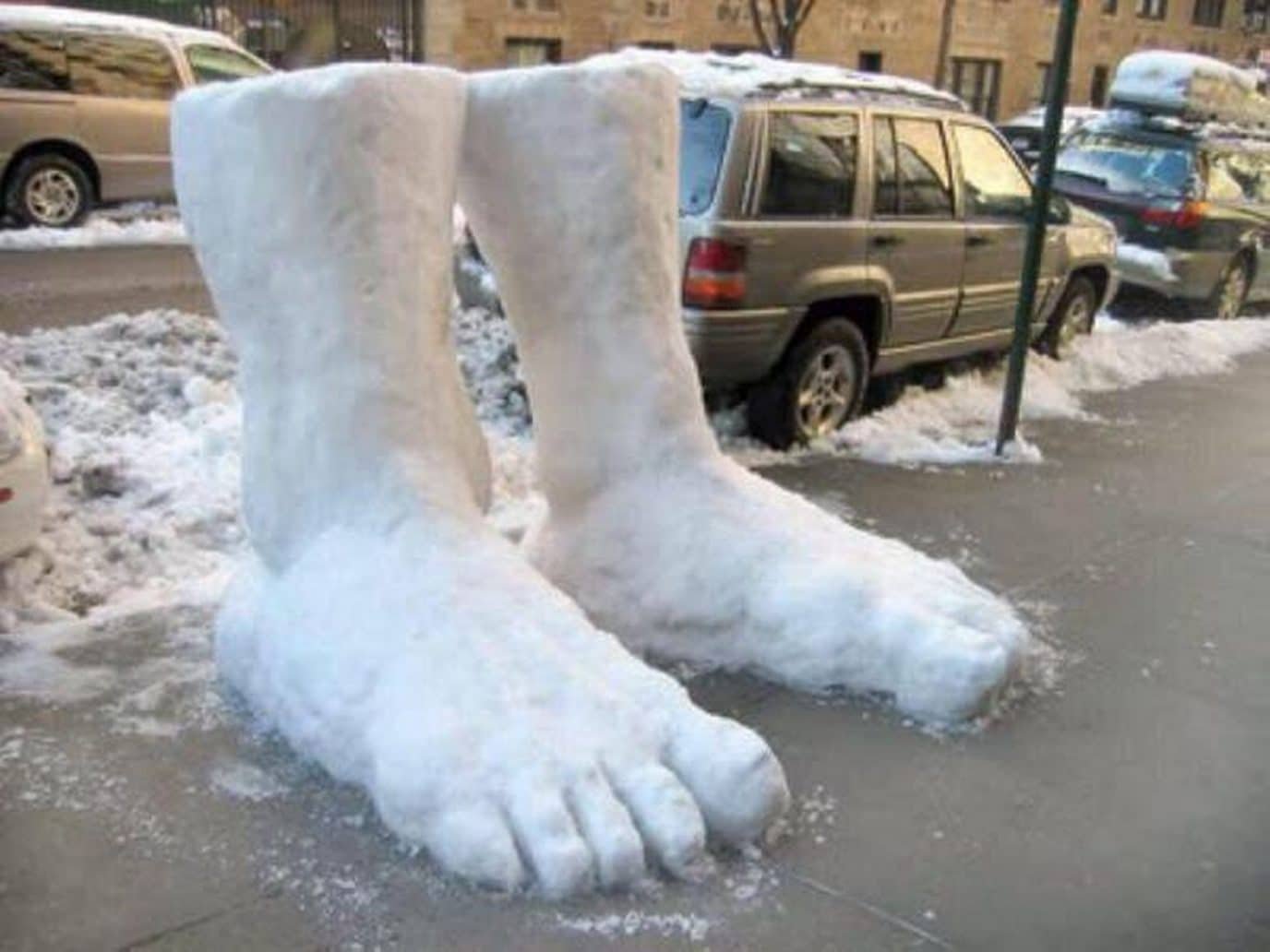 Замерзший сугроб. Ноги из сугроба. Ноги торчат из снега.