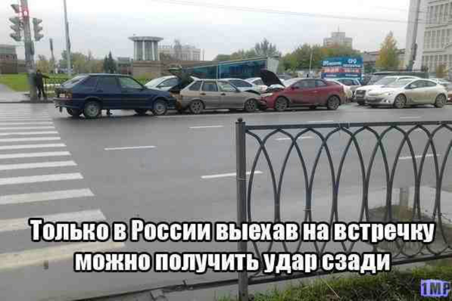 В рф можно выезжать. Парковка типичная. Типичная парковка Мем. На встречке приколы. Только в России можно.