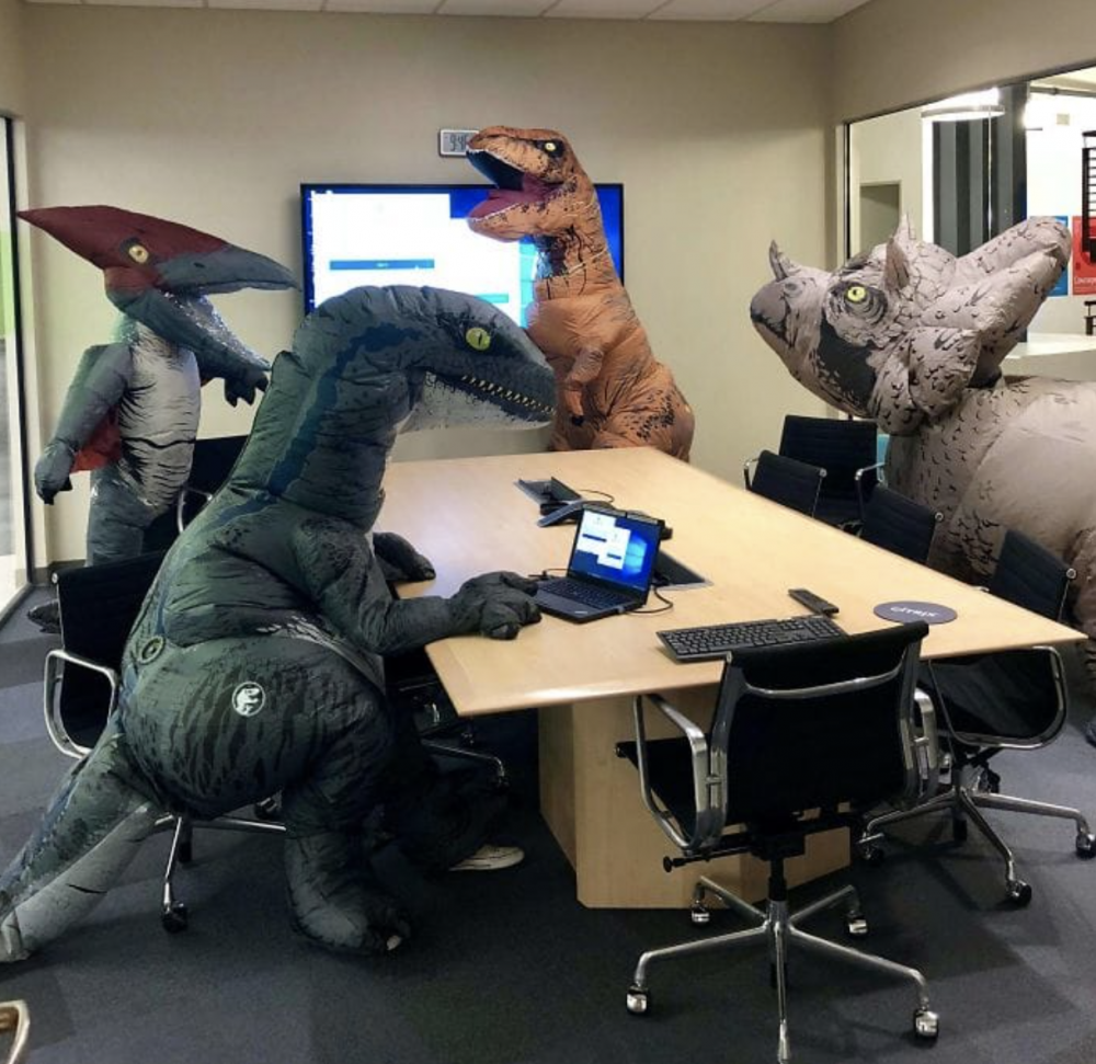 Костюм динозавра в офисе