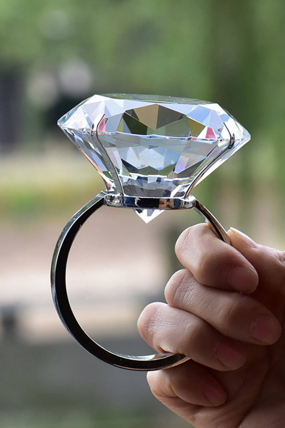 Кольцо с большим алмазом