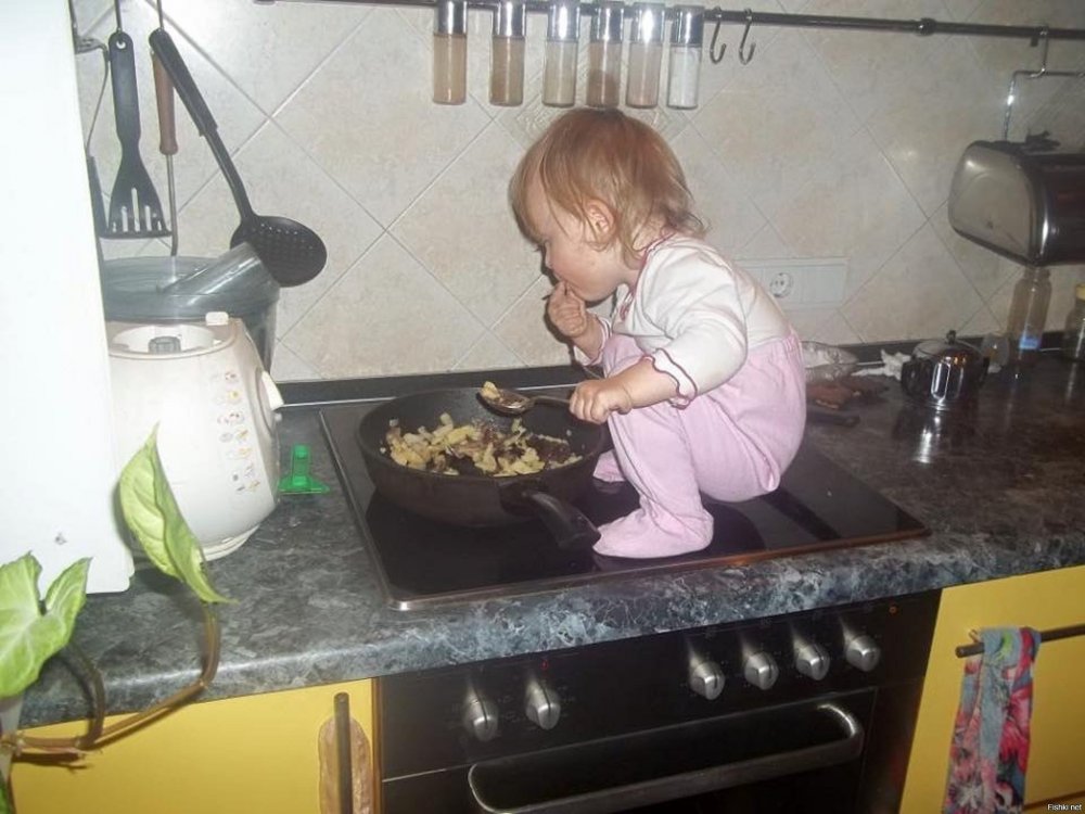 Ребёнок на кухне смешные