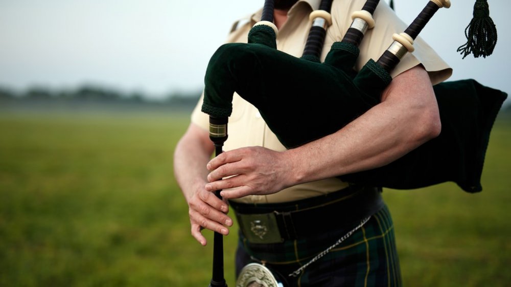 Шотландский Волынщик на фоне замка