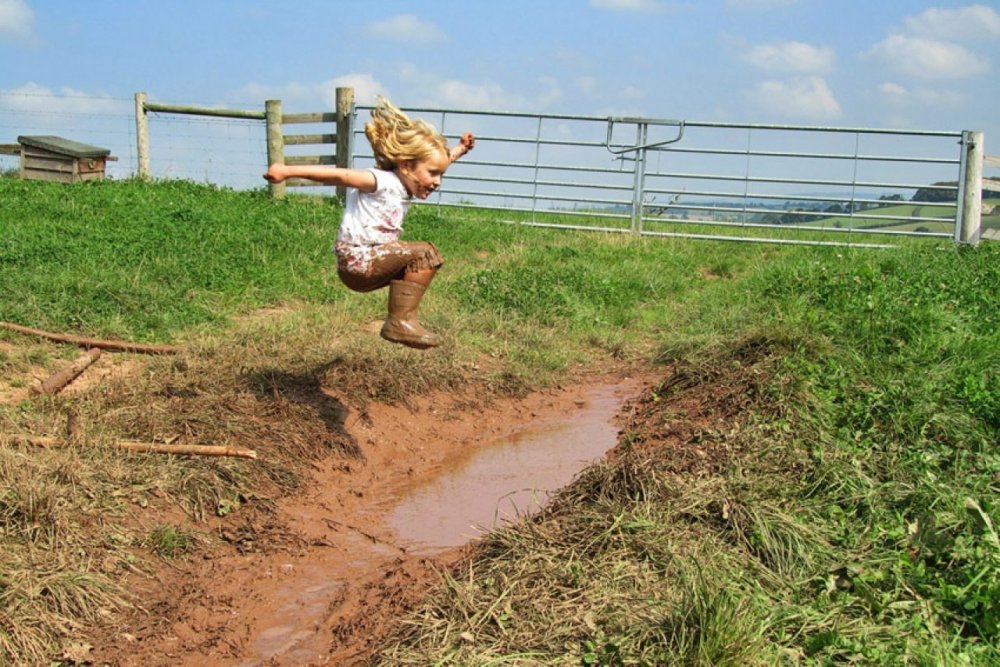 Дети в деревне летом в грязи
