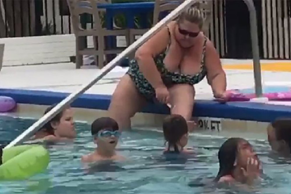 Толстые женщины в общественном бассейне