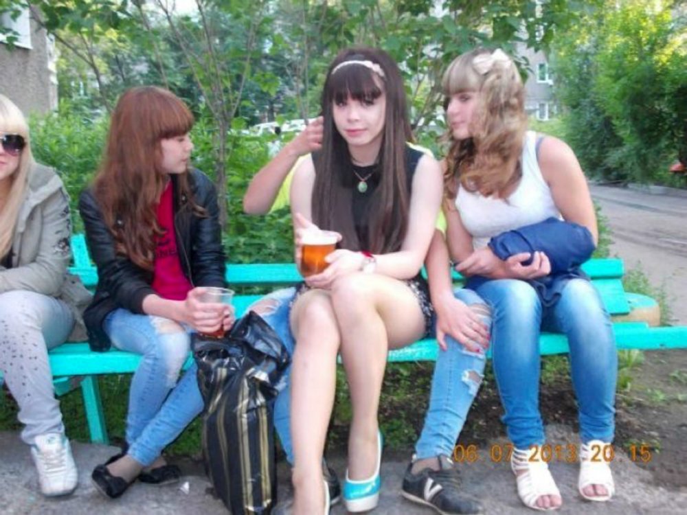 Молодые девушки во дворе