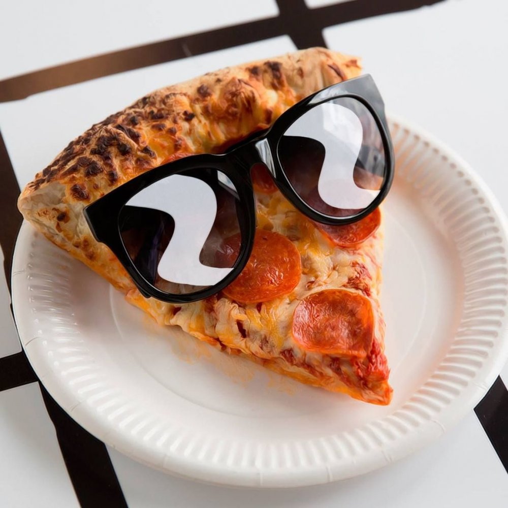 Крутая пицца с очками