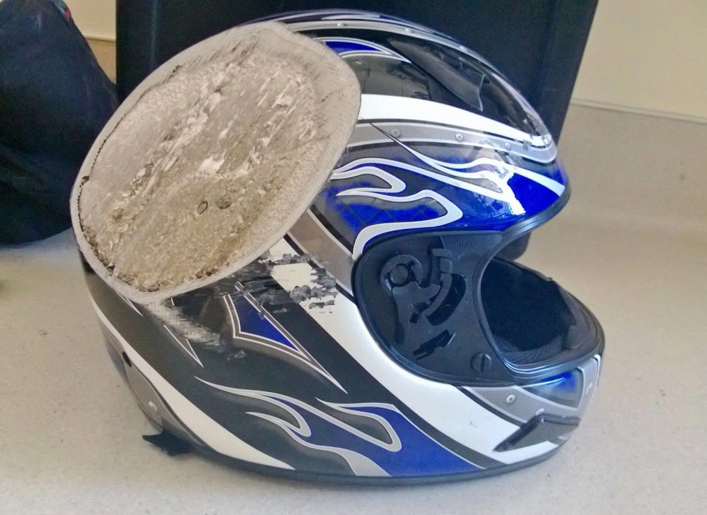 Шлем спас мотоциклиста