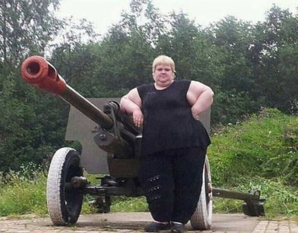 Толстая женщина возле пушки