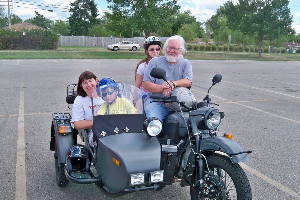 Мотоцикл Урал с коляской с людьми