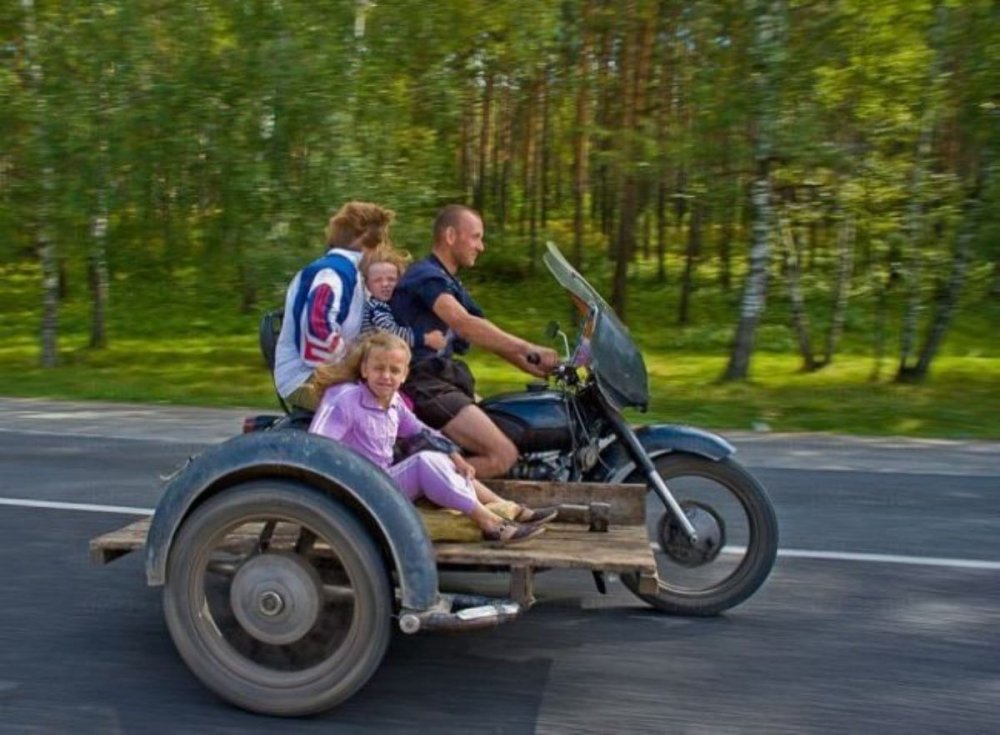 Семья на мотоцикле с коляской