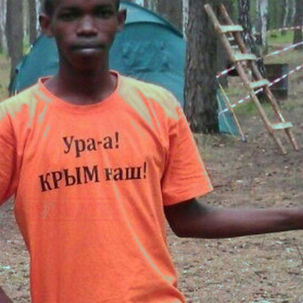 Негр в футболке Крым наш