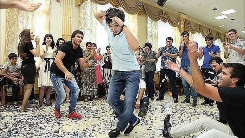 Дагестанцы танцуют лезгинку