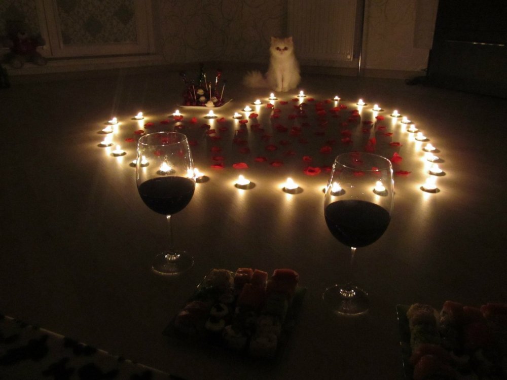 Ужин с лепестками роз и свечами
