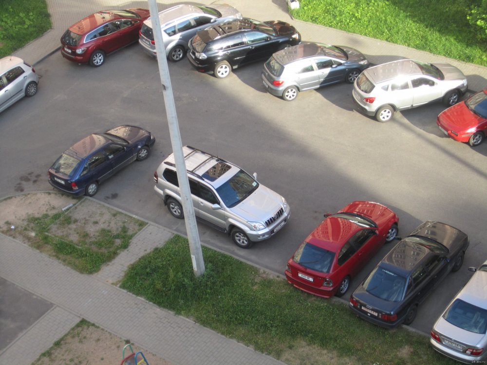 Припаркованные машины во дворе