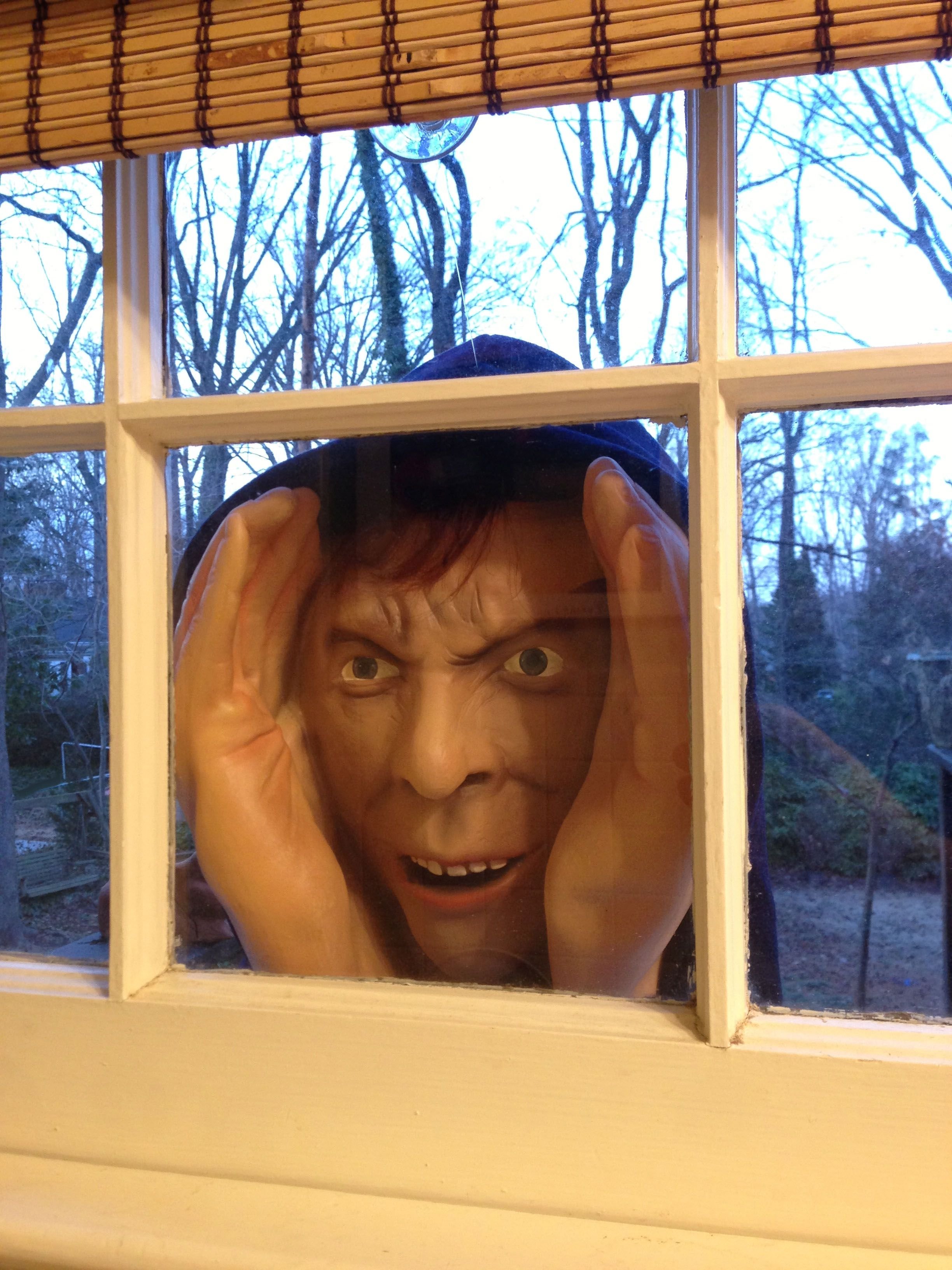 Посмотри в окно найди. Человек за окном. Заглядывает в окно. Человек у окна.