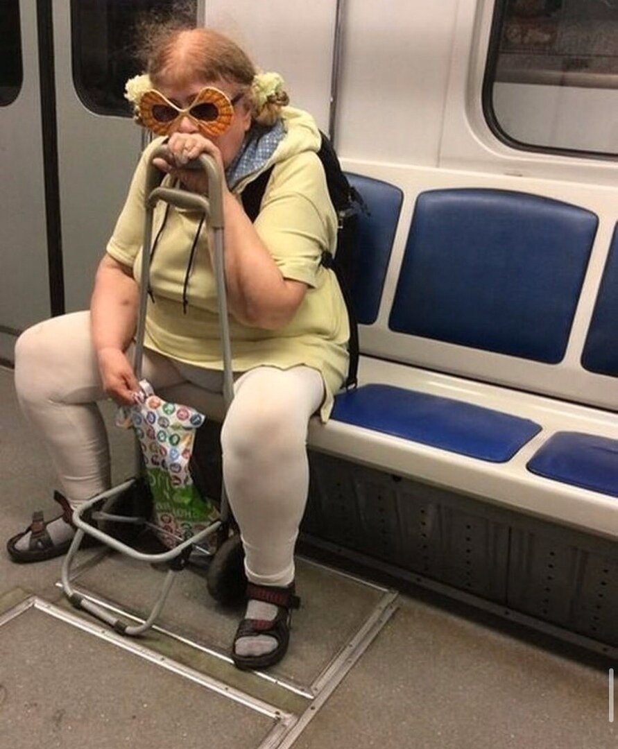 Обычные люди в метро