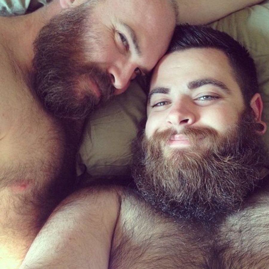 Бородатые парни обнимаются
