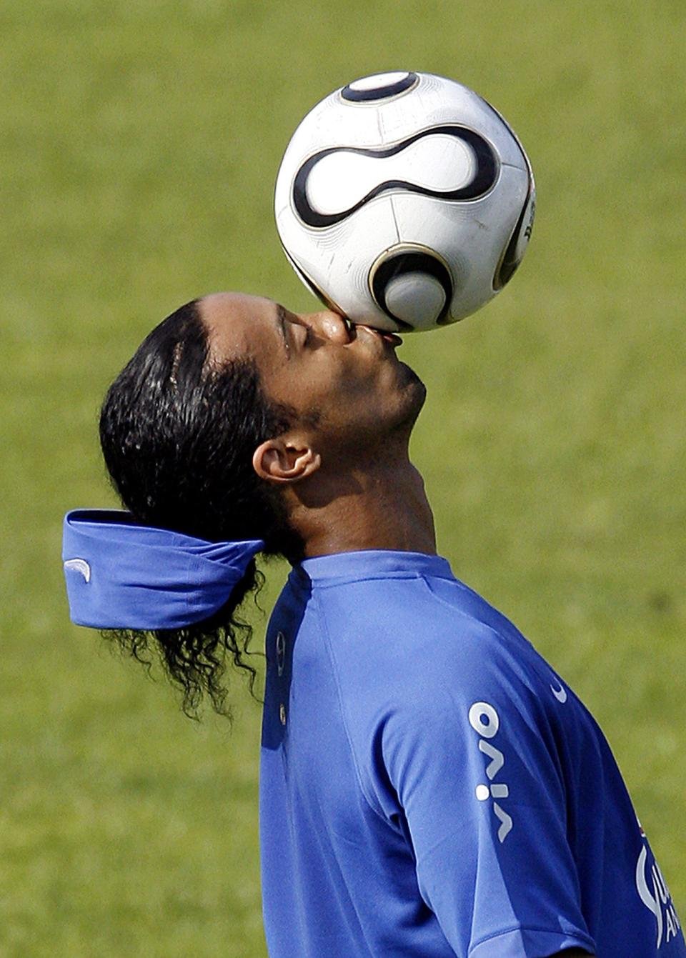 Роналдиньо с мячом на голове