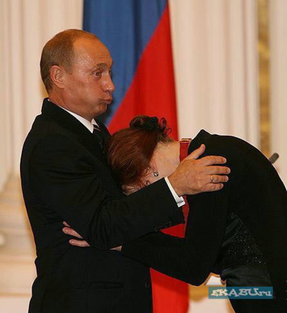 Путин обнимает Кабаеву