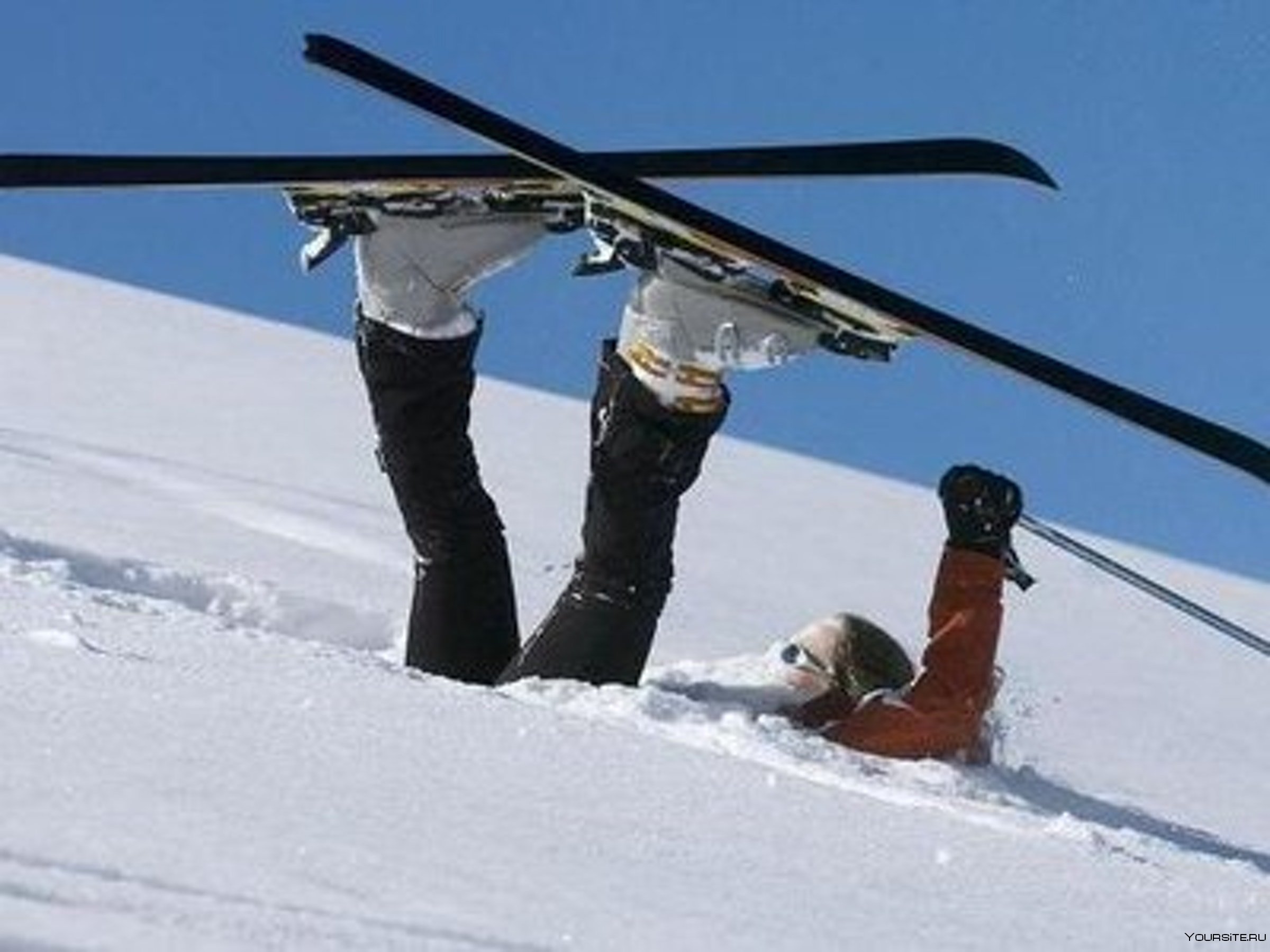 Упавший лыжник. Лыжник в сугробе. Катание на лыжах. Падение на горных лыжах. Горнолыжник упал.