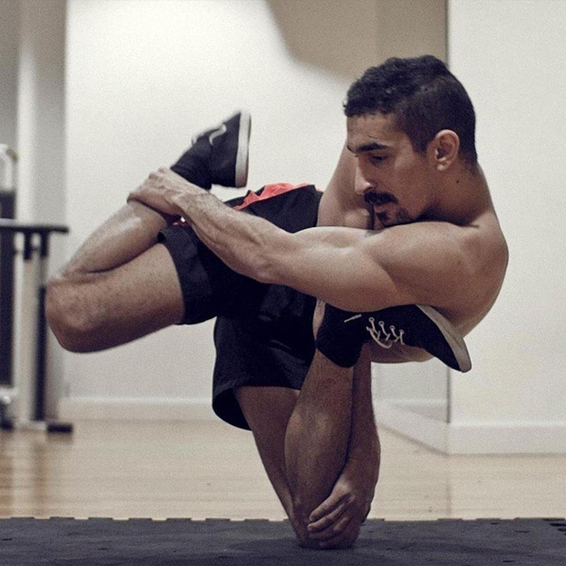 Сильными ногами шею. Рауф Ясит. Рауф Зейналов танцор. Стретчинг для мужчин. Мужчины в странных позах.