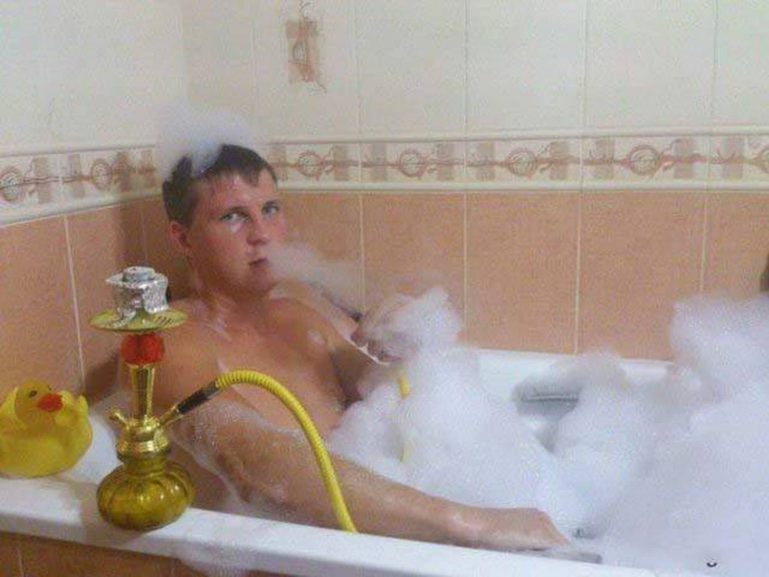 Мужчина принимает ванну. Мужик в ванне. Кальян мужики ванна. Чувак в ванне.
