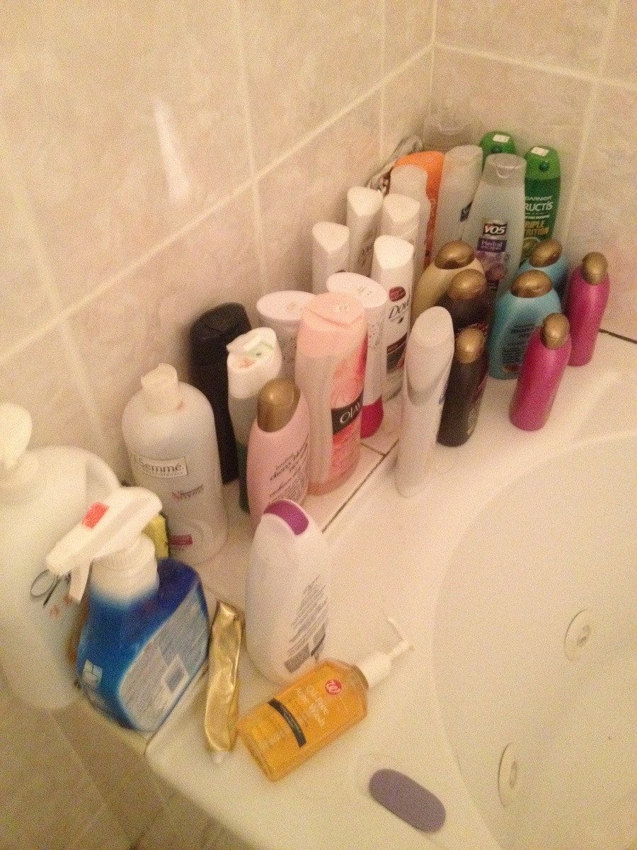Много шампуней в ванной