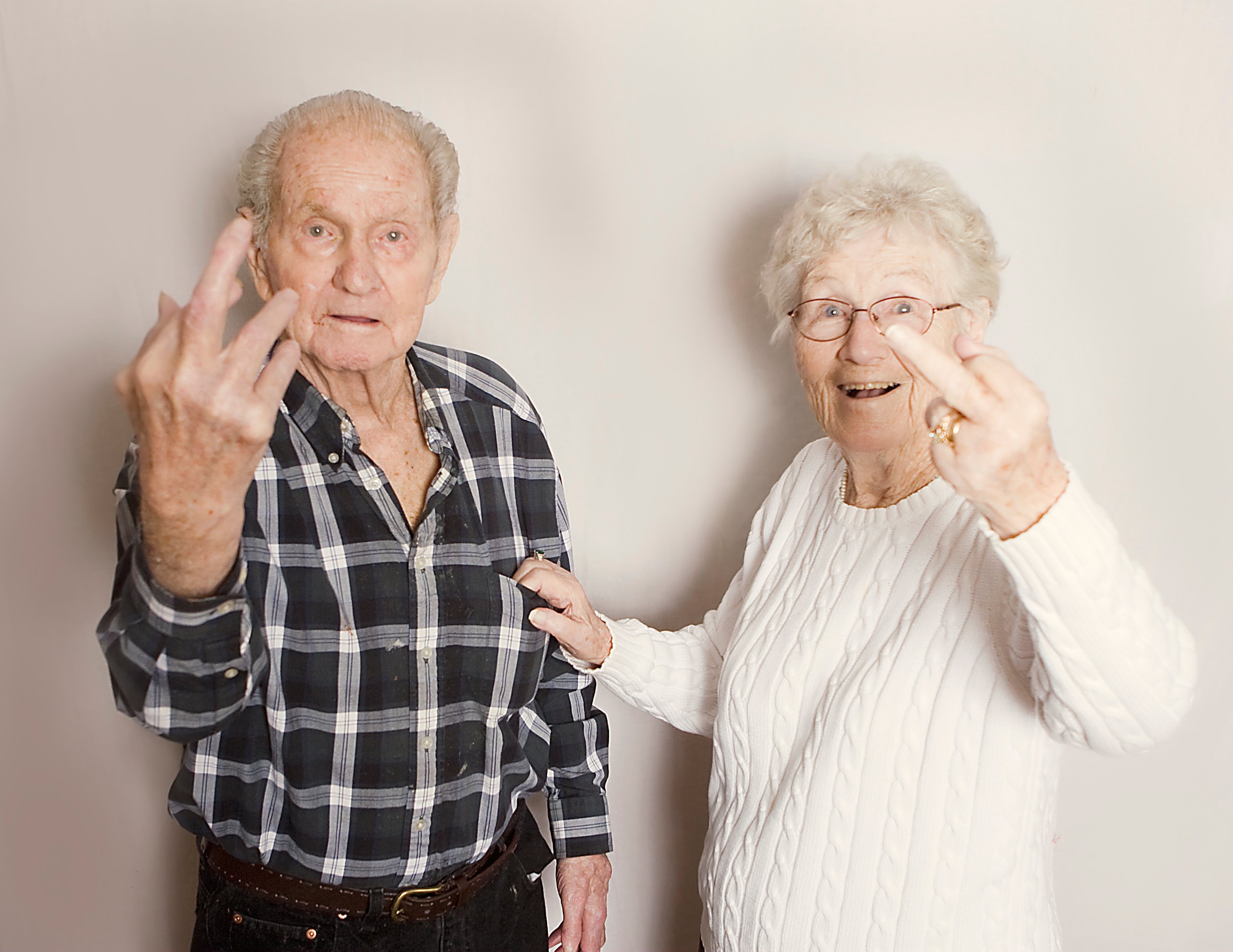 Воспитывать до старости. Веселые старики. Счастливые пенсионеры. Старый человек. Смешные пожилые пары.