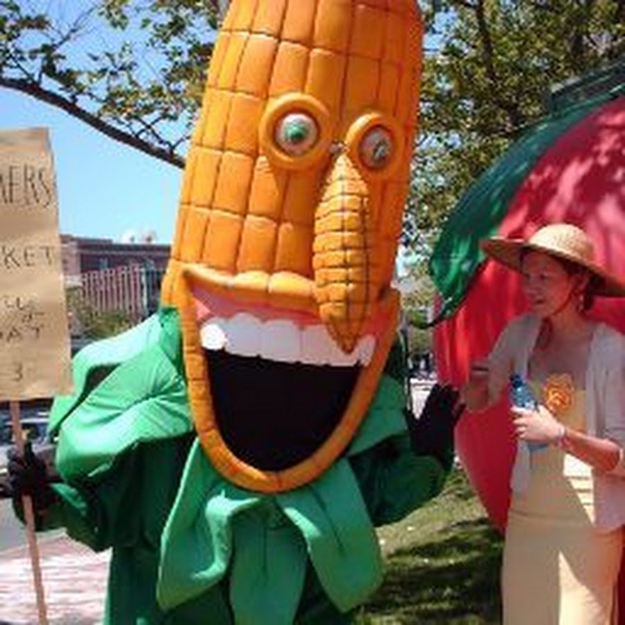 Человек в костюме кукурузы
