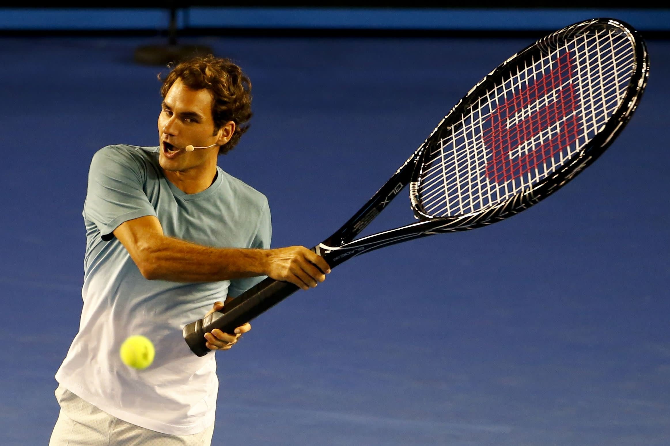 Теннис игра с ракетками. Роджер Федерер с ракеткой. Шелтон теннисист. Гигантские ракетки. Ракетка для большого тенниса.