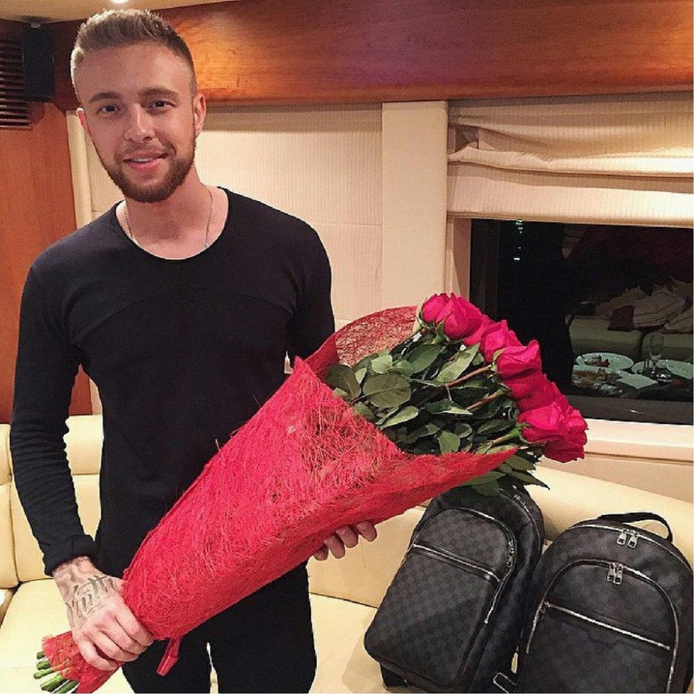 Егор Крид дарит цветы