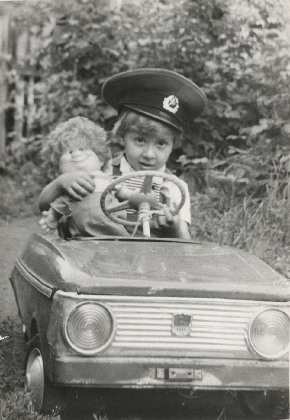 Старые автомобили детей
